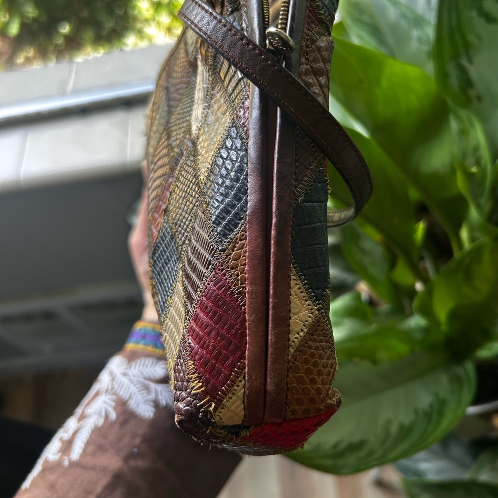 Bottega Veneta Brown Crossbody Bag with Pattern Design - Picture 4 of 9
